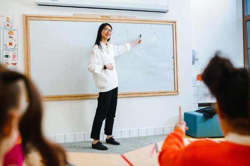 hum/english-teacher-whiteboard